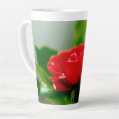 朝赤薔薇は露に覆われ カフェラテマグ (左アングル)