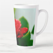 朝赤薔薇は露に覆われ カフェラテマグ (右)