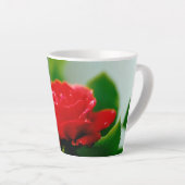 朝赤薔薇は露に覆われ カフェラテマグ (右アングル)