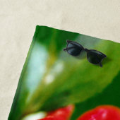 朝赤薔薇は露に覆われ ビーチタオル (インサイチュ)