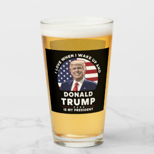 朝起きてドナルド・トランプが私の大統領だと気づくのが好き タンブラーグラス