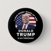 朝起きてドナルド・トランプが私の大統領だと気づくのが好き 缶バッジ (正面)