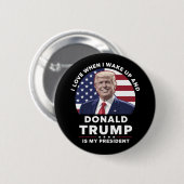 朝起きてドナルド・トランプが私の大統領だと気づくのが好き 缶バッジ (正面&裏面)