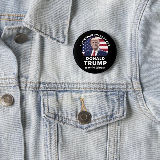 朝起きてドナルド・トランプが私の大統領だと気づくのが好き 缶バッジ (インサイチュ)