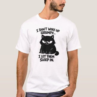 「朝起きて腹が立つんじゃない、寝かせてるんだ」| かわいい猫のデザイン Tシャツ
