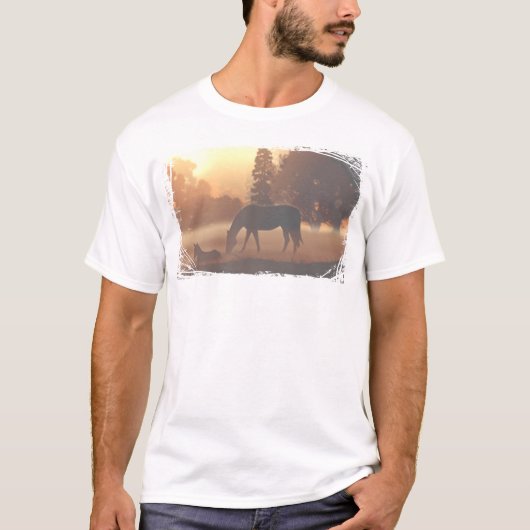 朝霧の中の馬 Tシャツ (正面)