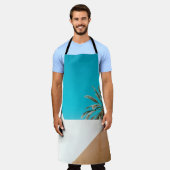 朝青空の下の緑のヤシの木 エプロン (着用した状態)