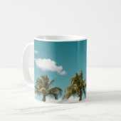 朝青空の下の緑のヤシの木 コーヒーマグカップ (正面左)