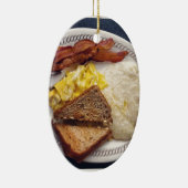 朝食のタイムのベーコンはトーストの屑に卵を投げつけます セラミックオーナメント (右)