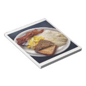 朝食のタイムのベーコンはトーストの屑に卵を投げつけます ノートパッド (アングル)