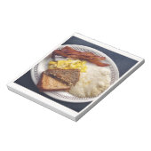 朝食のタイムのベーコンはトーストの屑に卵を投げつけます ノートパッド (回転)