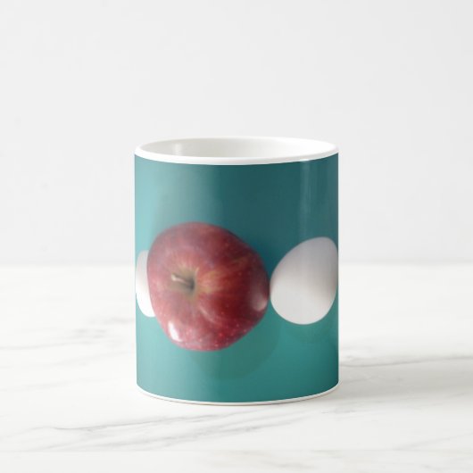 朝食の仲間: 2つの卵$Apple静止寿命 コーヒーマグカップ (中央)