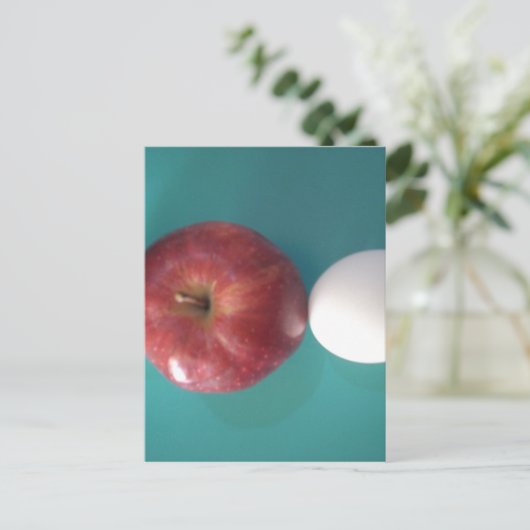 朝食の仲間: 2つの卵$Apple静止寿命 ポストカード (スタンド正面)