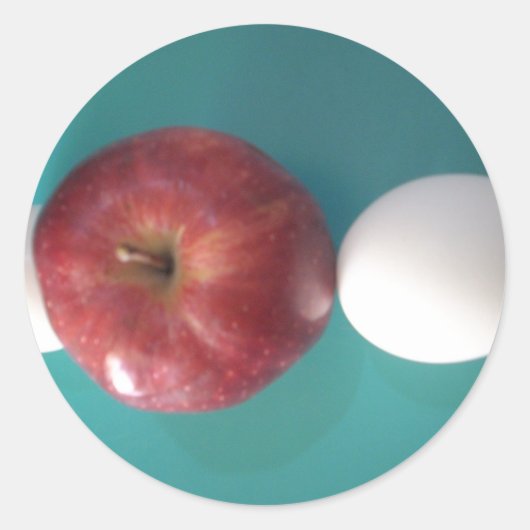 朝食の仲間: 2つの卵$Apple静止寿命 ラウンドシール (正面)
