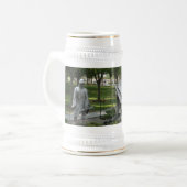 朝鮮戦争の記念物 ビールジョッキ (正面左)