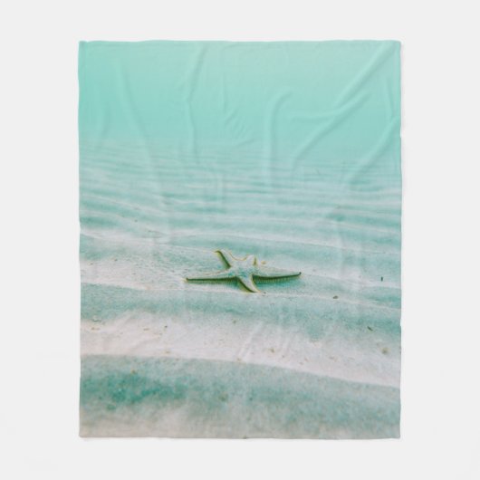 朝、砂の上の白ヒトデ フリースブランケット (正面)