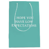 期待の低いユーモアおもしろい ミディアムペーパーバッグ (正面)