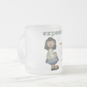 期待 – アフリカ系アメリカ人の母とコウノトリ フロストグラスマグカップ (正面左)