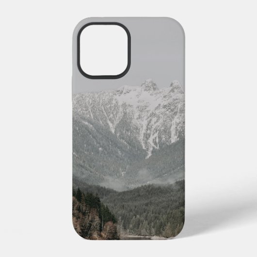 木々と山の風景 iPhoneケース (裏面)