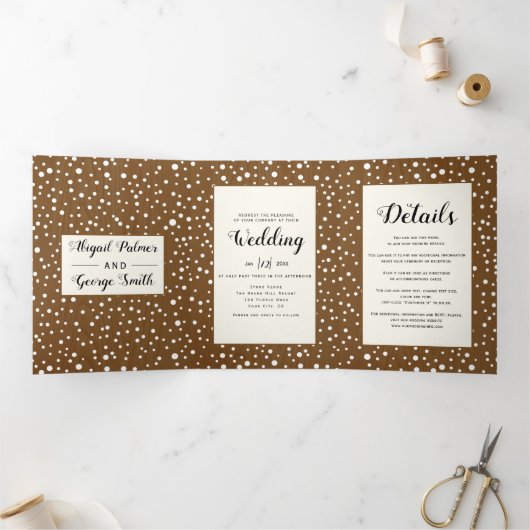 木々と明るい素朴な茶色の木の冬の結婚式 三つ折り招待状 (内部)