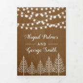 木々と明るい素朴な茶色の木の冬の結婚式 三つ折り招待状 (カバー)