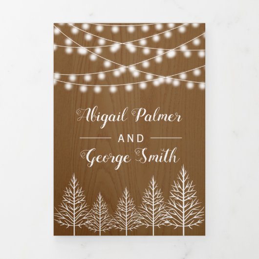木々と明るい素朴な茶色の木の冬の結婚式 三つ折り招待状 (カバー)