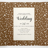 木々と明るい素朴な茶色の木の冬の結婚式 三つ折り招待状 (内部中)