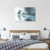 木々と空の霧が立つ湖の冬景色 キャンバスプリント (インサイチュ (寝室))