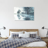 木々と空の霧が立つ湖の冬景色 キャンバスプリント (インサイチュ (寝室))