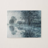 木々と空の霧が立つ湖の冬景色 ジグソーパズル (横)