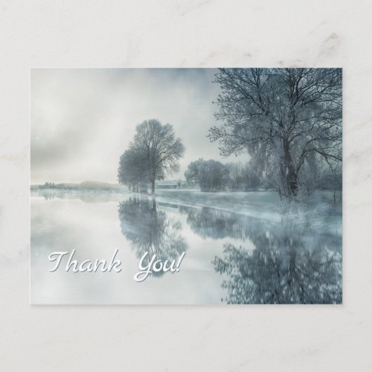 木々と空の霧が立つ湖の冬景色 ポストカード (正面)