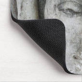 木々に囲まれた仏頭のサンドストーン像 マウスパッド (コーナー)