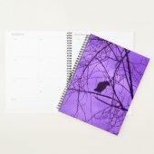 木々に囲まれた孤独な黒いカラスのシルエット プランナー手帳 (ディスプレー)