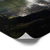 木々に囲まれた山を反射する湖 ポスター (角)