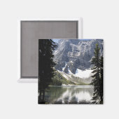 木々に囲まれた山を反射する湖 マグネット (正面/裏面)