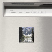 木々に囲まれた山を反射する湖 マグネット (インサイチュ (食洗機))