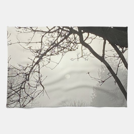木々に囲まれた白い空と太陽 キッチンタオル (横)