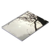 木々に囲まれた白い空と太陽 ノートブック (左側)