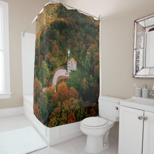 木々に囲まれた白と茶の家 シャワーカーテン (インサイチュ)