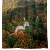 木々に囲まれた白と茶の家 シャワーカーテン (正面)