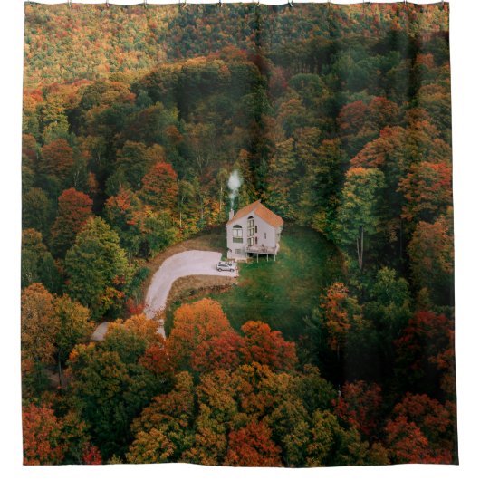 木々に囲まれた白と茶の家 シャワーカーテン (正面)