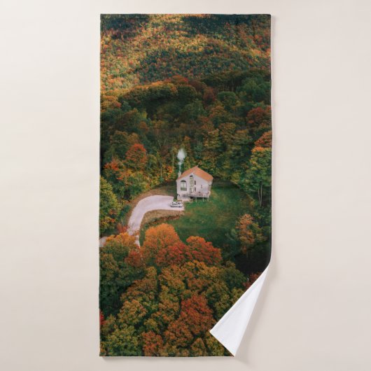 木々に囲まれた白と茶の家 バスタオル (バスタオル)
