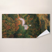 木々に囲まれた白と茶の家 バスタオル (バスタオル)