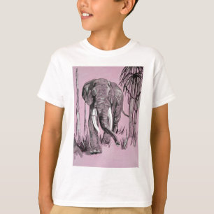 木々に覆われたサバンナをピンク色で歩く象 Tシャツ
