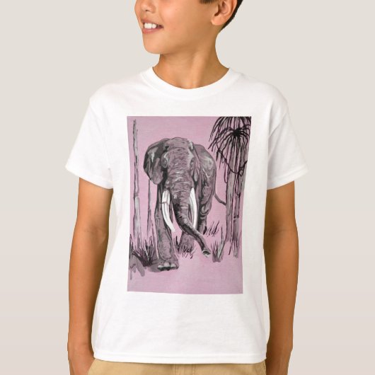 木々に覆われたサバンナをピンク色で歩く象 Tシャツ (正面)