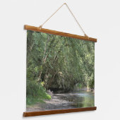 木々に覆われた池のタペストリー 吊り下げ型タペストリー (傾斜あり)