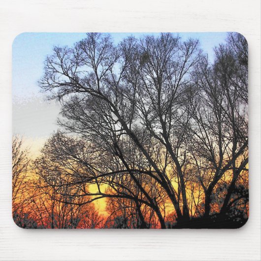 木々のアートを通る夕日 マウスパッド (正面)