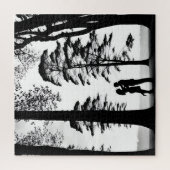 木々の下に抱き込むシルエットのロマンチックなカップル ジグソーパズル (縦)