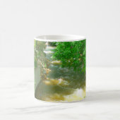 木々の下の急ぐ川 コーヒーマグカップ (中央)