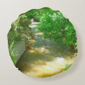 木々の下を急ぐ川 ラウンドクッション (裏面)